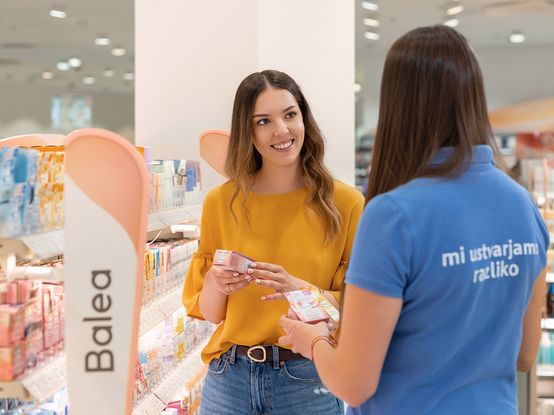 dm drogerie markt_dm slovenija_dm prodajalna_sodelavke