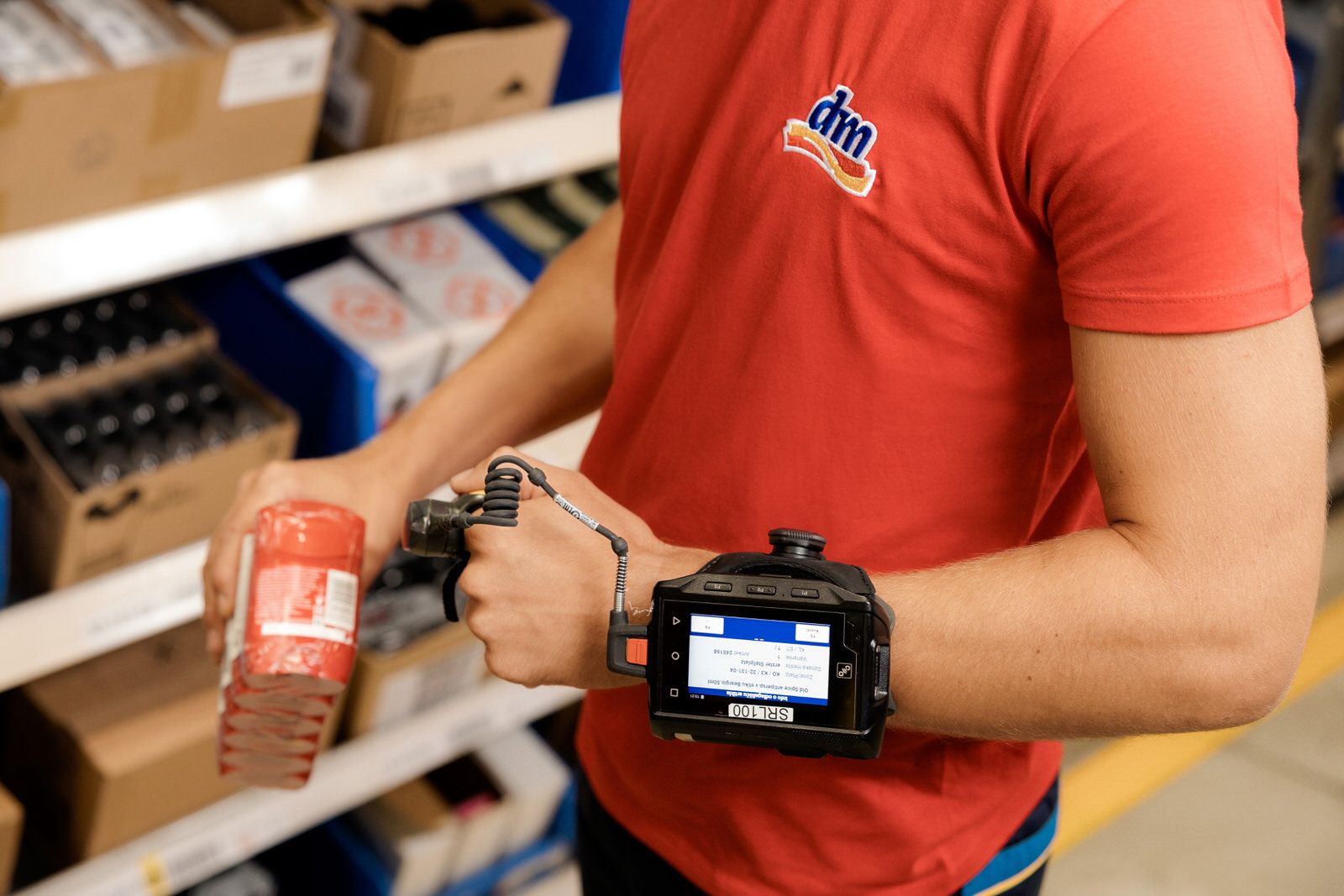 dm slovenija_dm drogerie markt slovenija_notranja logistika_dm skladišče_delo v skladišču