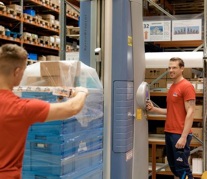 dm slovenija_dm drogerie markt slovenija_logistika_sodelavci skladišča_delo v skladišču