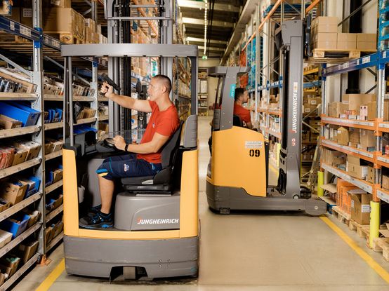 dm slovenija_dm drogerie markt slovenija_logistika_sodelavci v skladišču_skladiščenje